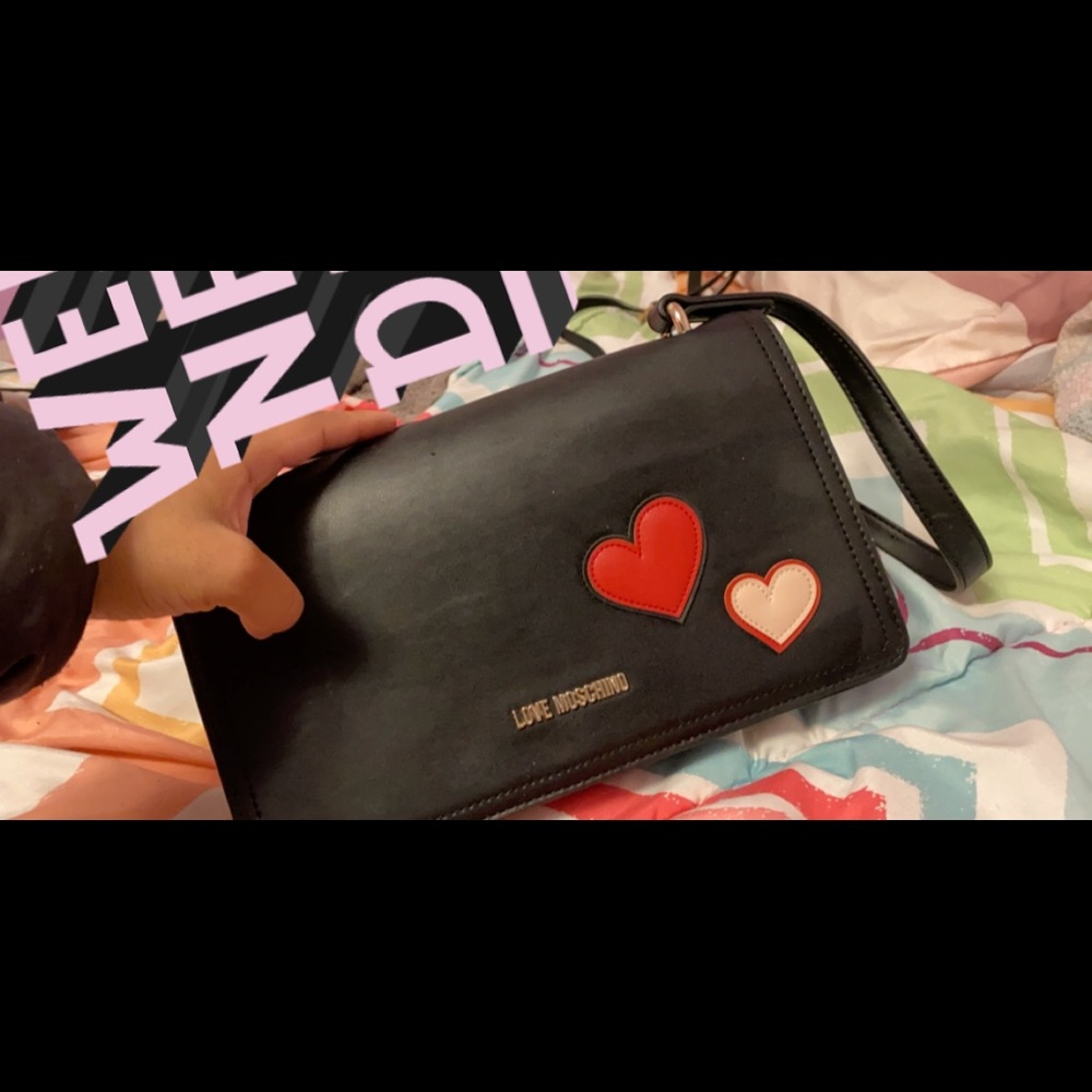 A medium size moschino handbag♥️